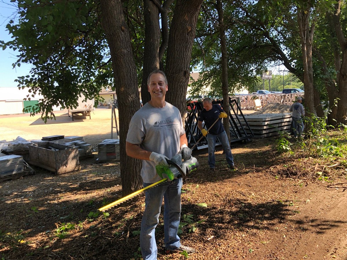 MEI_TES's tweet photo. Over 40 MEI employees donated their time to help Partners for Affordable Housing, a non-profit organization that provides shelter for homeless families and individuals. Volunteers cleaned rooms, painted and worked on landscaping at their newest homeless shelter! #MEIDayofService https://t.co/kIfobfhBFd