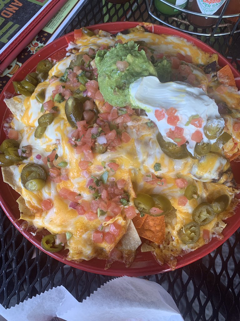 jacquiborn's tweet photo. #monday #goals - beach by noon, nachos by 5pm. Check. Check. 🤗 https://t.co/ousSqEKF5d
