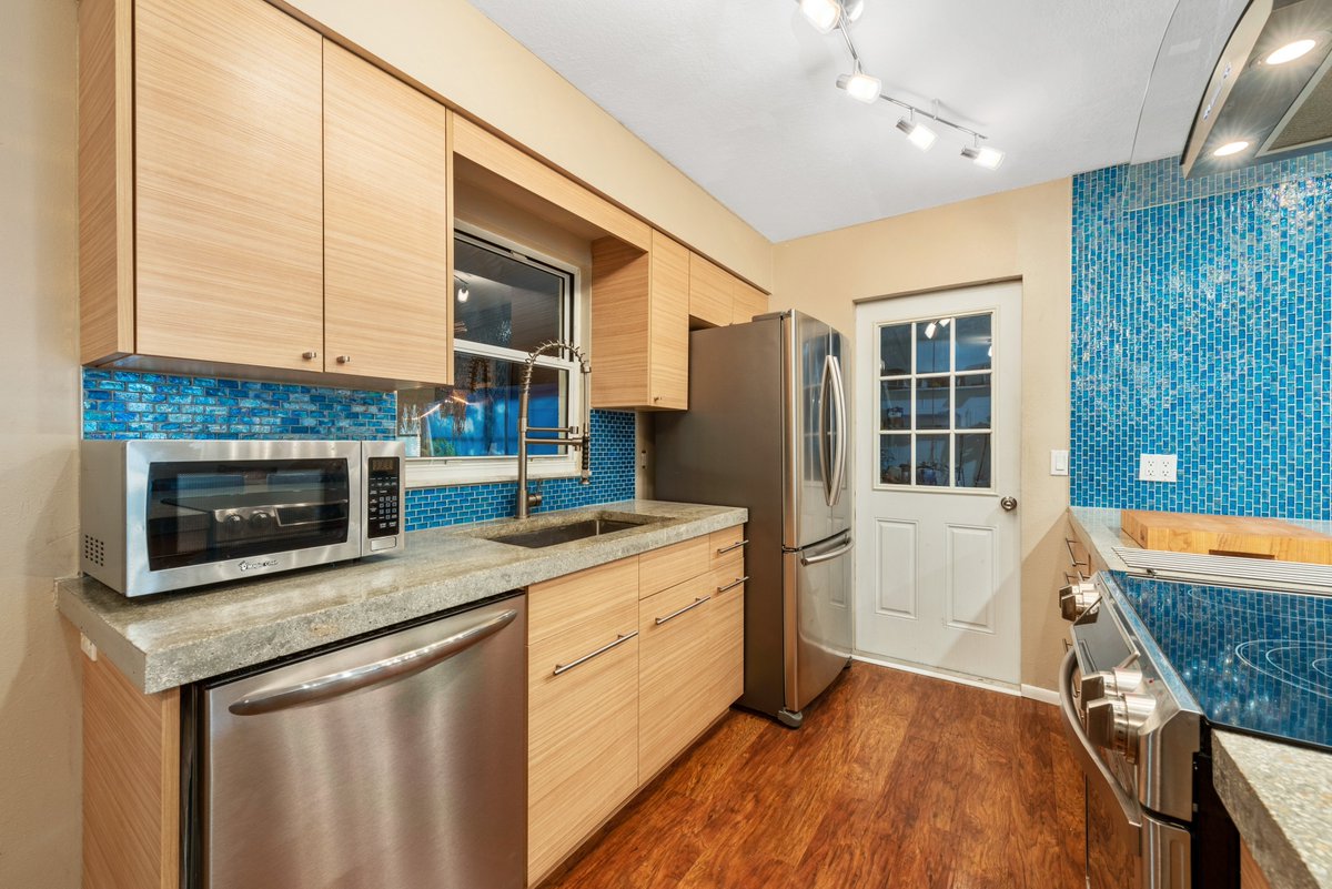 WemertGroup's tweet photo. 🏠 Just Listed – 3BD/2.5BA UPDATED HOME in Casselberry, FL 32707!

More info at https://t.co/BFZAzhtz6G
  
🌟 Highlights: No HOA • Renovated Kitchen • Updated Roof • Enclosed Sunroom • Tiki Bar • Across from Ski Lake • &amp; much more!
#JustListed #UpdatedHome #Casselberry https://t.co/JkeFnqJuRx