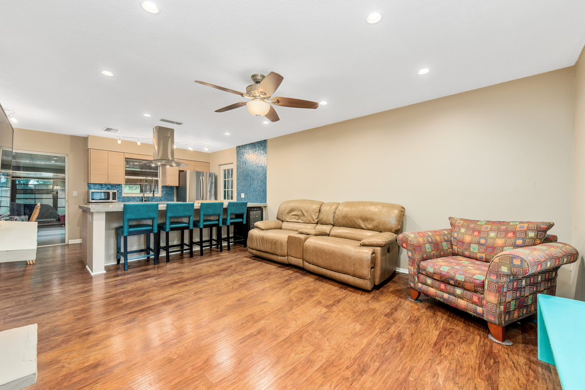 WemertGroup's tweet photo. 🏠 Just Listed – 3BD/2.5BA UPDATED HOME in Casselberry, FL 32707!

More info at https://t.co/BFZAzhtz6G
  
🌟 Highlights: No HOA • Renovated Kitchen • Updated Roof • Enclosed Sunroom • Tiki Bar • Across from Ski Lake • &amp; much more!
#JustListed #UpdatedHome #Casselberry https://t.co/JkeFnqJuRx