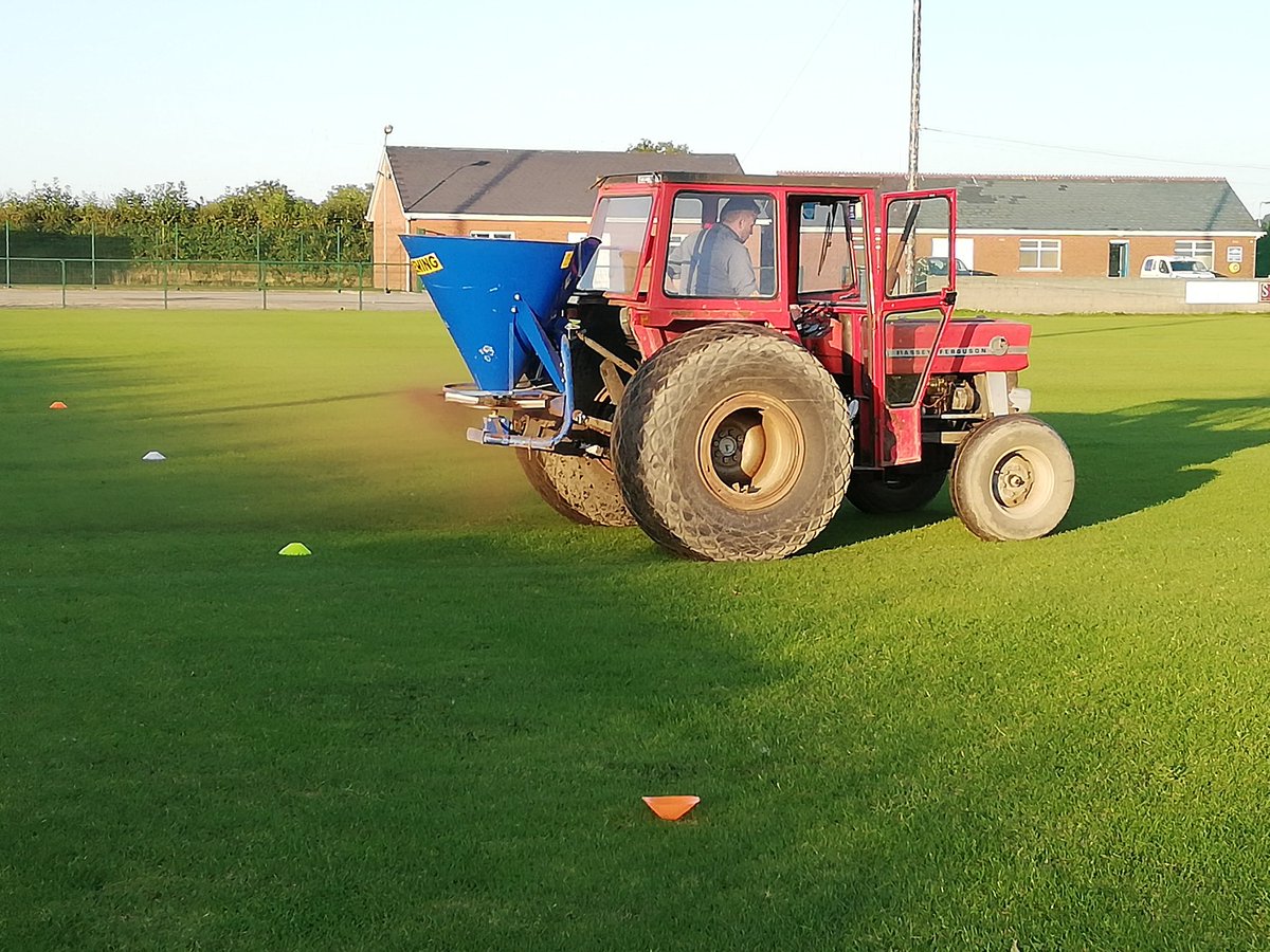 JasonKearney4's tweet photo. Getting the fertiliser out. @terralift @NymphDavid @WilliamTerralif @gaacrettyard @darrenkelly29 #pitchmaintance #growingturf #teamwork #pitchimprovements #hardworkalwayspaysoff https://t.co/F0QbVa90qv