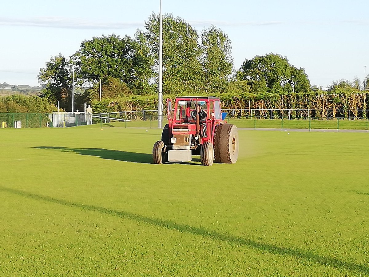 JasonKearney4's tweet photo. Getting the fertiliser out. @terralift @NymphDavid @WilliamTerralif @gaacrettyard @darrenkelly29 #pitchmaintance #growingturf #teamwork #pitchimprovements #hardworkalwayspaysoff https://t.co/F0QbVa90qv