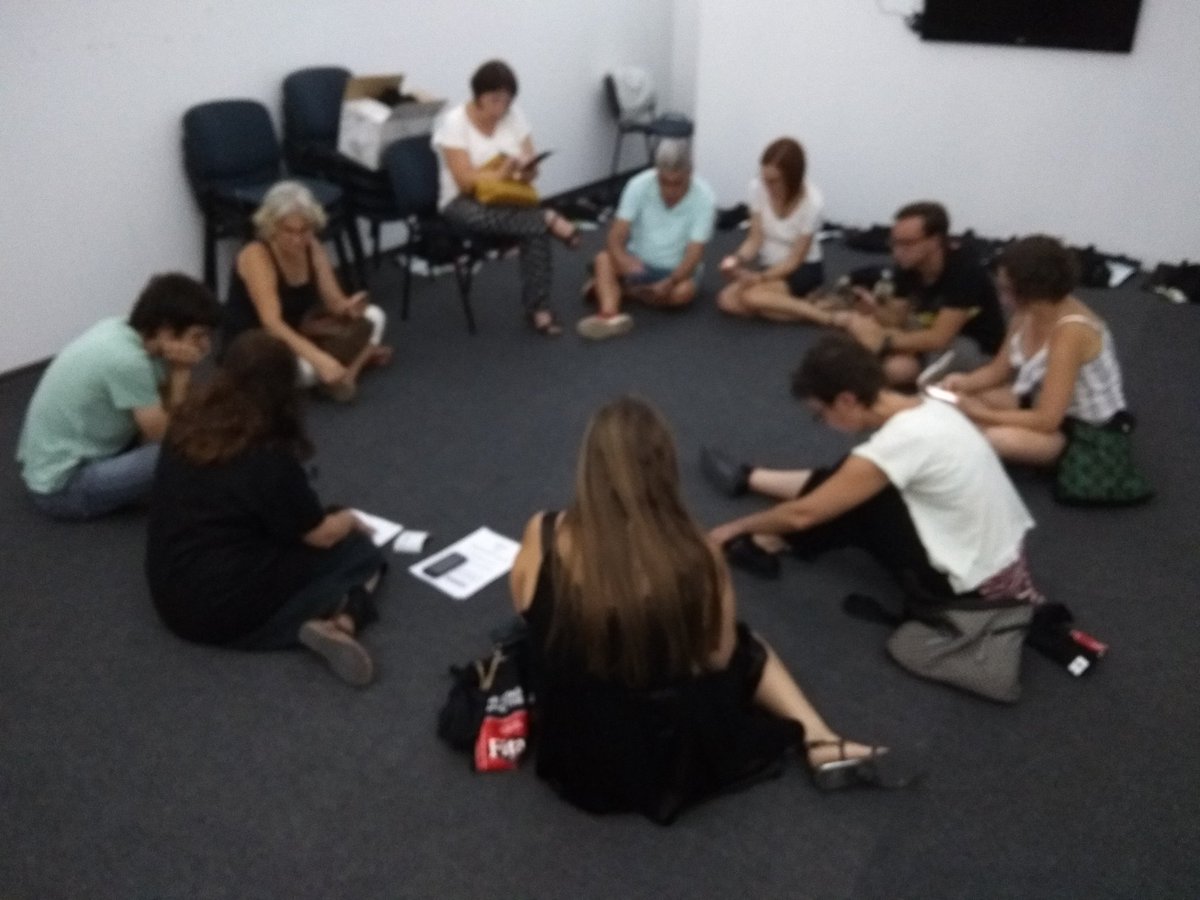 FITAGGIRONA's tweet photo. Tota la família #FITAG19 a les seves posicións! Equips de producció, tecnics, acompanyants, comunicació, gràfics,voluntaris i equip artístic, apunt per ser els millors anfitrions de convidats teatralment generoso, en una ciutat amb un públic que ens ho posa molt fàcil. COMENCEM! https://t.co/mwS77h71jY