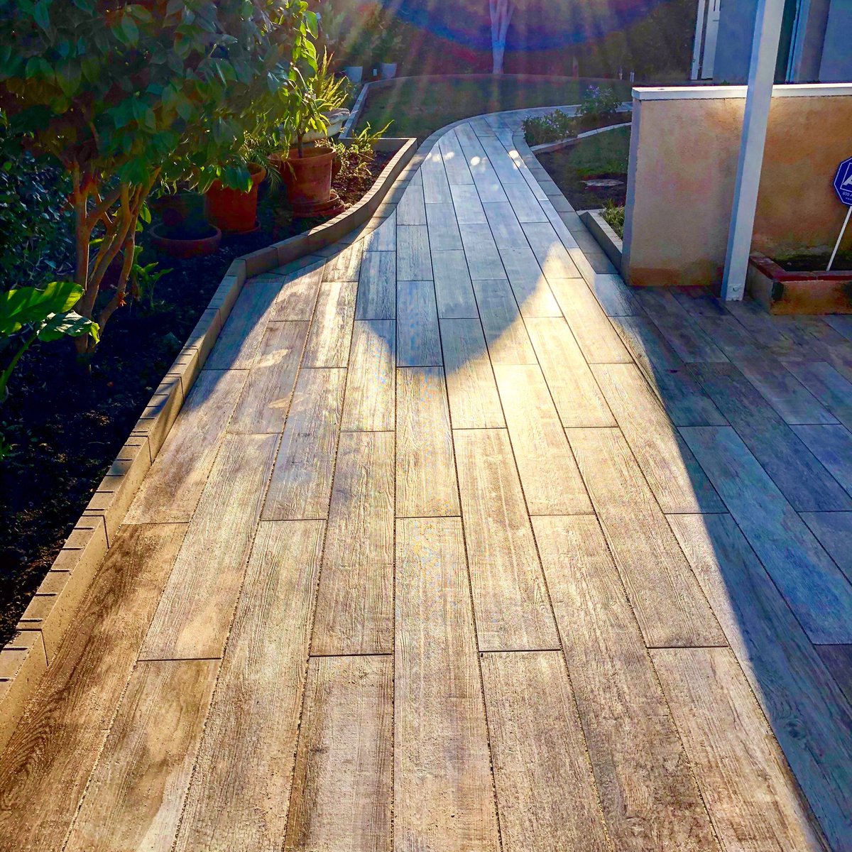 AlohaPavers's tweet photo. Boom! #woodplankpavers #pavers #patio #lanai #walkway #outdoorliving #comehometoparadise https://t.co/HRAF5NUR9M