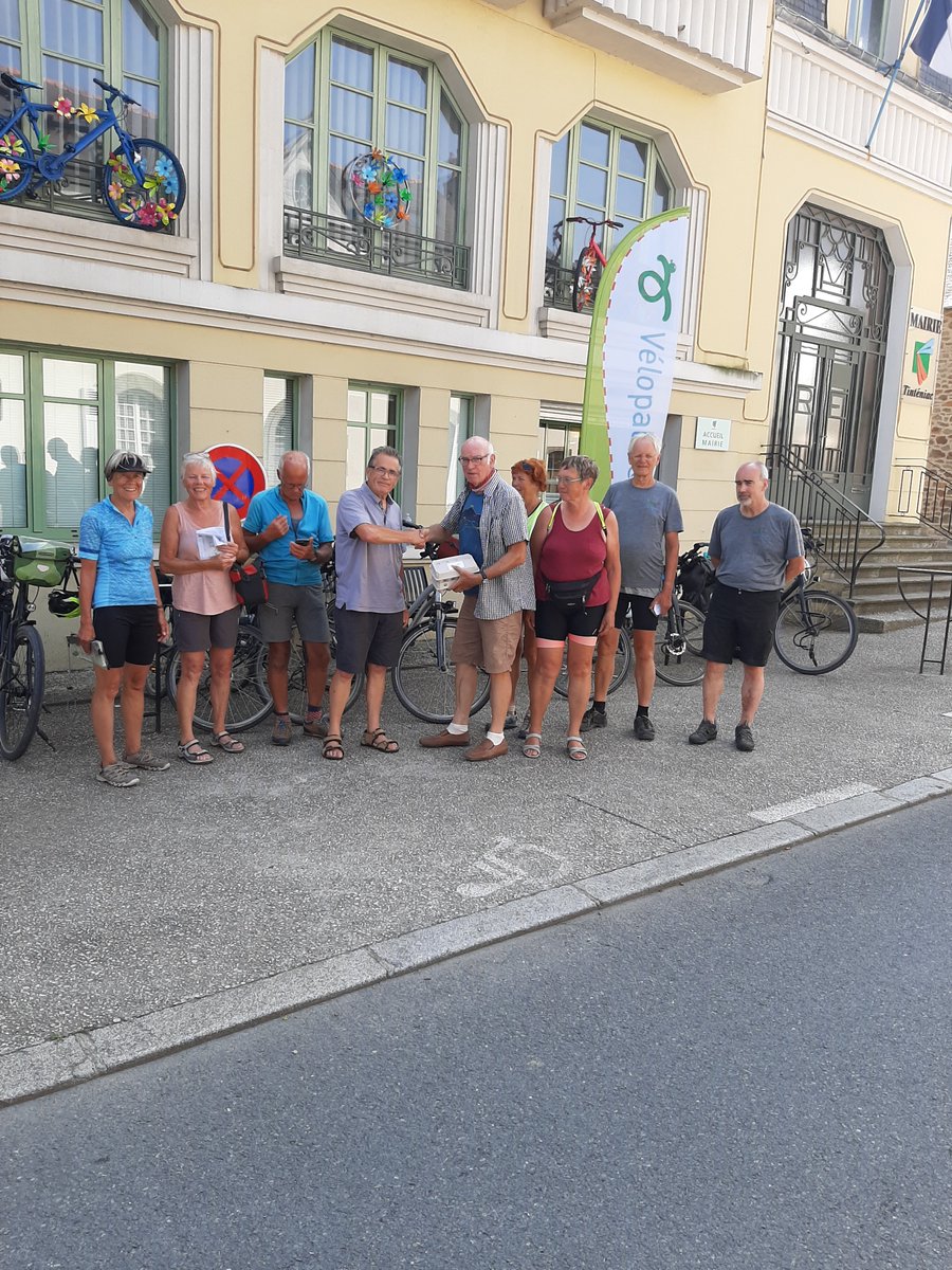 Vandaag de #Freedomflametulips namens de stad #Wageningen aangeboden aan Jean Le Gall, gedelegeerd van #Tinteniac., mooi voor de Mairie, versierd met fietsten voor het raam van de raadszaal! Heet weer in de middag, lekker ijsje gehad