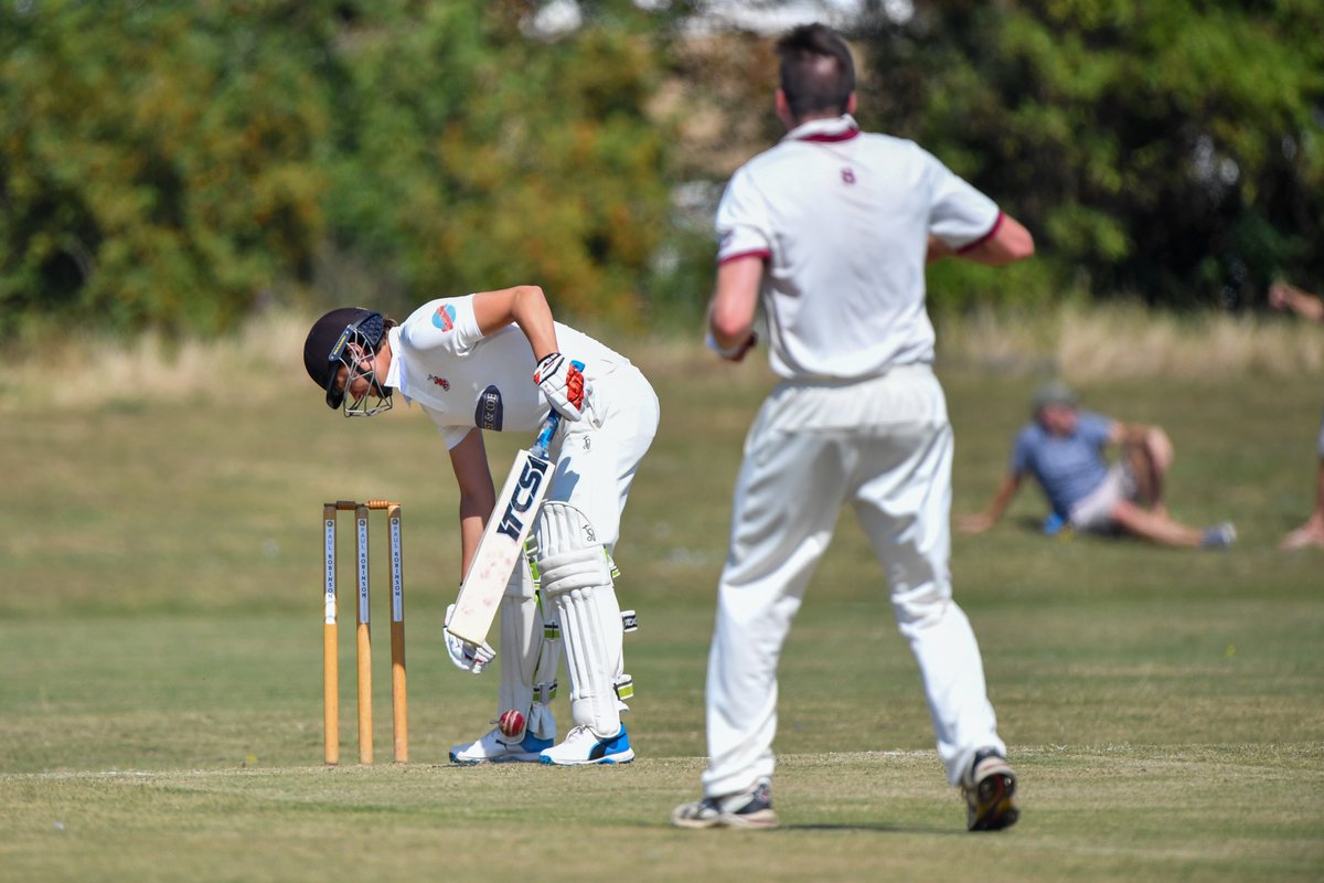 Jbowag's tweet photo. First time I have witnessed this, batsman given out obstructing the field! #handledball @billyg_123 @HCCOfficial v @Brentwood_cc @EssexCCB #leaguecup #final @EssexLguCricket https://t.co/6QdRaw1cXp