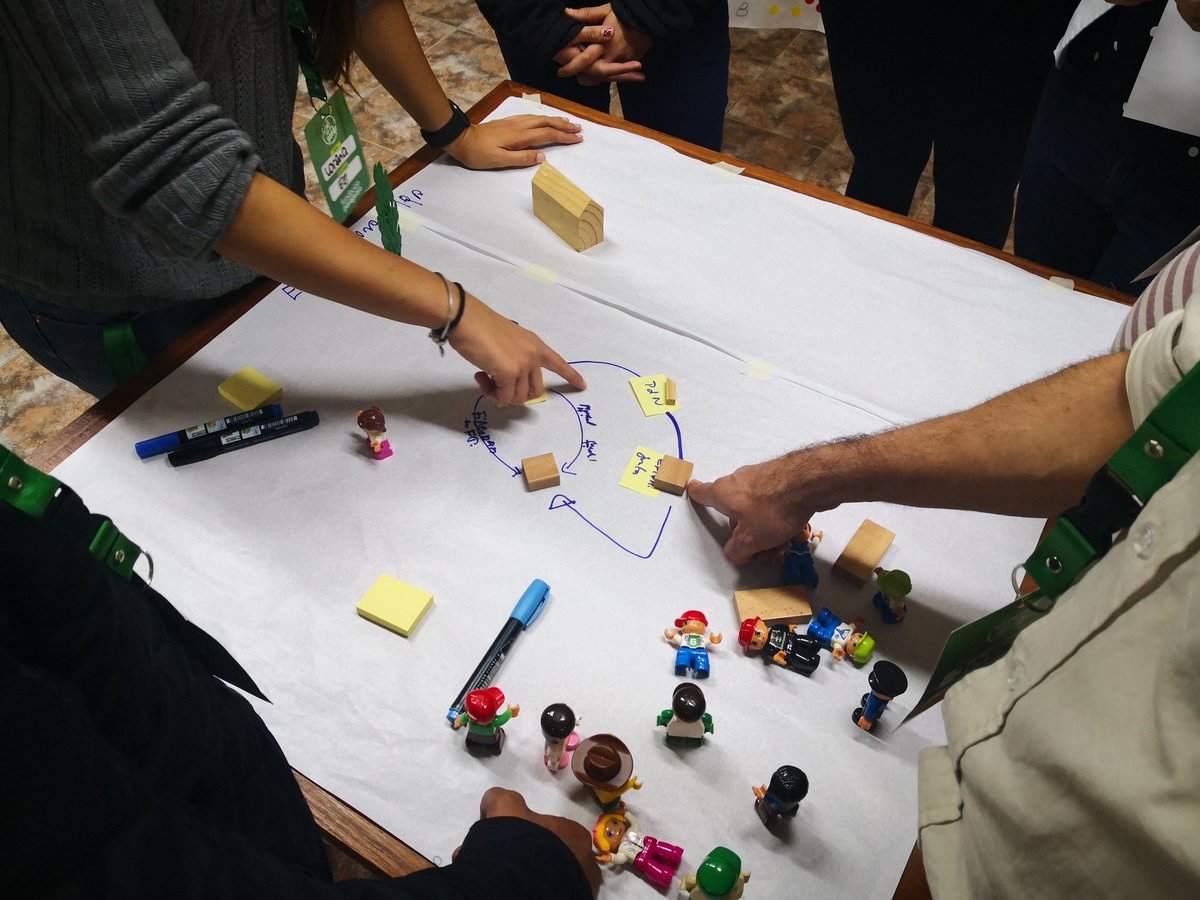 El equipo de #EmprendéParaguay compartiendo un momento dinámico en el "Deep Dive". 👇👇

#IMAGO #yepinaction 😎👏💪