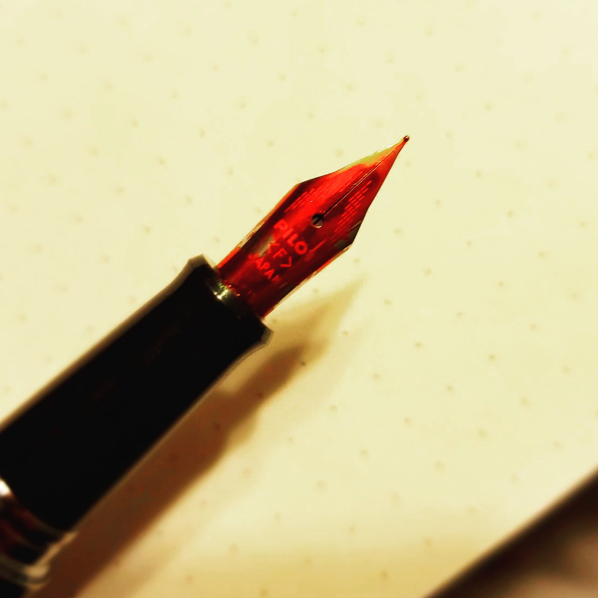 GentlemanRevie1's tweet photo. Check out the sheen Krishna's Goldfish Gold puts on this nib!
@KrishnaInks
#sheen #sheentastic #ink #nib #nibporn #macro #fountainpenfriendly #fountainpen #fountainpenaddict #fountainpengeek #fountainpenday #fountainpenink #fountainpencommunity #fountainpengeeks https://t.co/Ee02TL4zwD