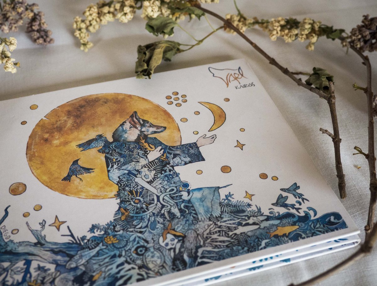 vaelfolk's tweet photo. Ya esta a la venta en https://t.co/ZpEdjZIOh6 nuestro nuevo álbum, "Kairós", en ediciones física y digital, así como las nuevas camisetas. https://t.co/GyYNlKMwgR