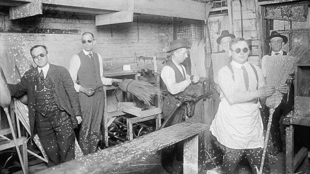 SCOREPhx's tweet image. Fascinating! 

20 Vintage #Factories of Yesteryear buff.ly/2Nx88s7
#business 
#Manufacturing