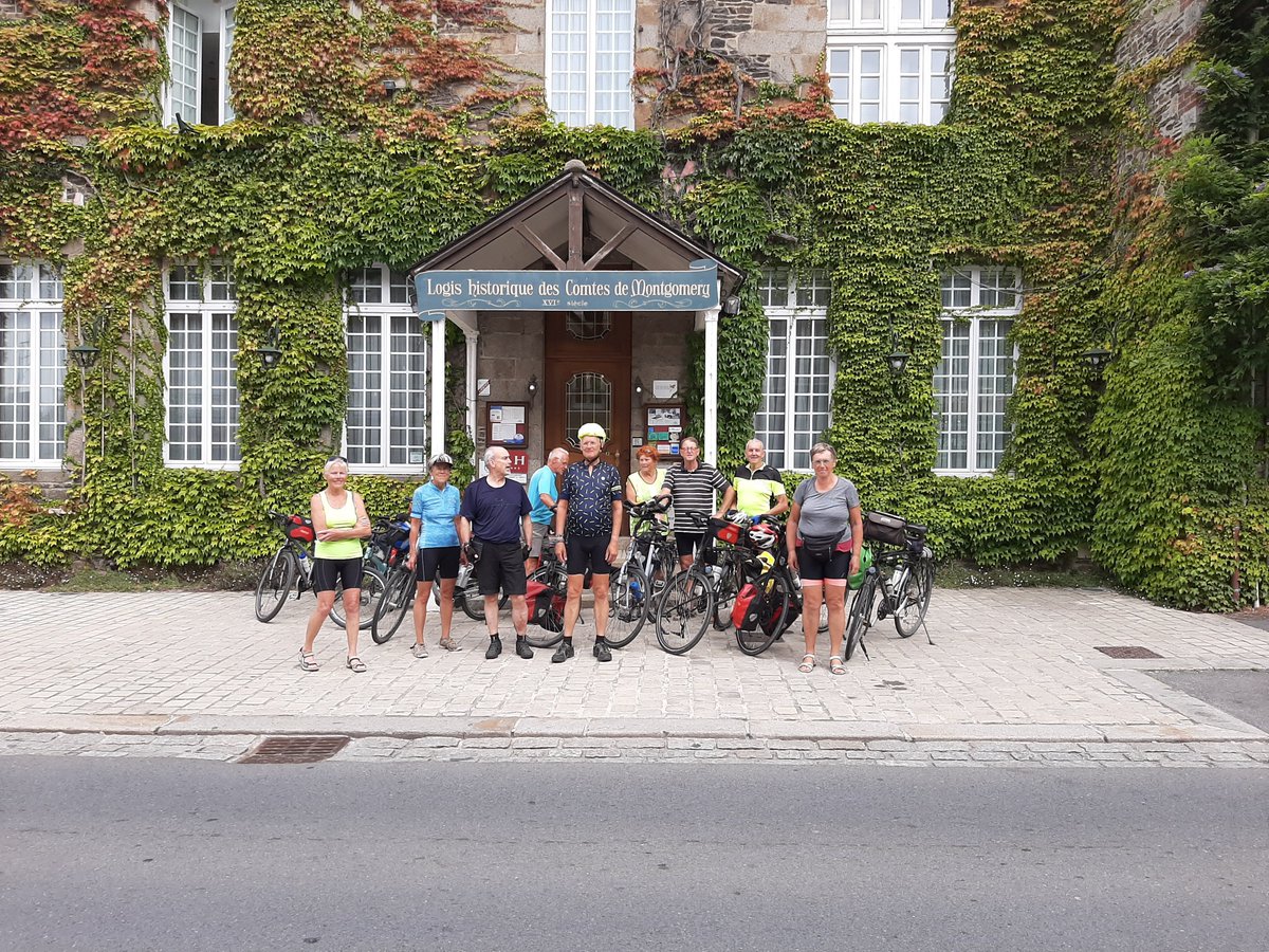 Kopje koffie onder stafberaad bij Hotel Montgommery  in Pontorson, ook bezocht door Winston Churchil.
Mooie fauteuils, goed vertoevn