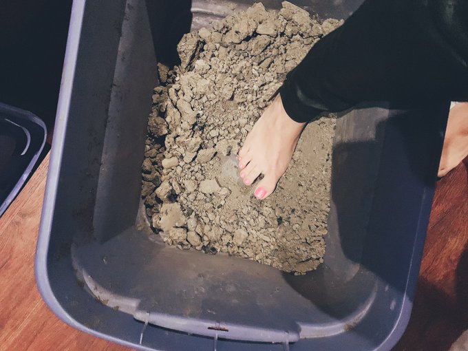 Before/after of poor slaves muddy snack 🤷🏻&zwj;♀️ https://t.co/cqKzw0ra3W<a href="/tag/reddoordungeon"class="tags"><span>#reddoordungeon</span></a>