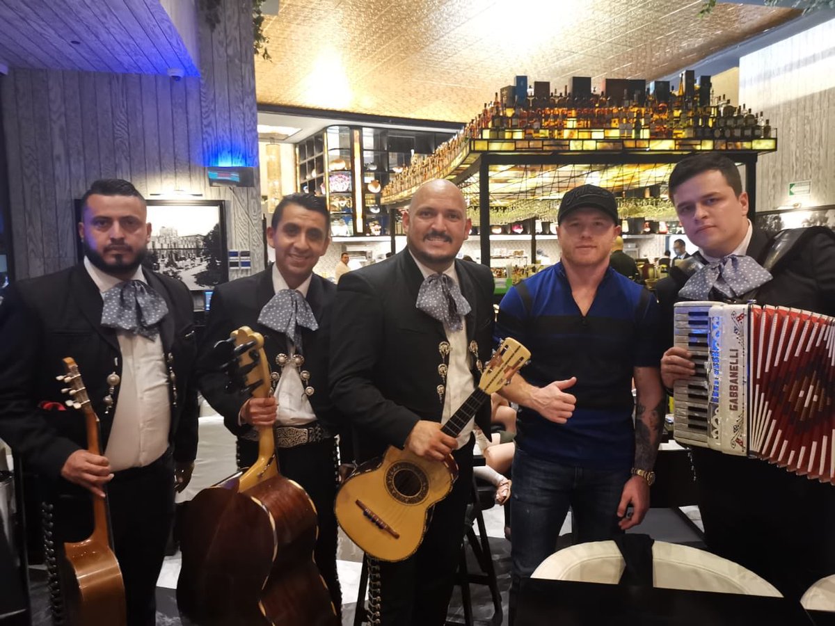 CantinaVeinte's tweet photo. ¡Gracias @Canelo por visitarnos en Cantina La No. 20 (Guadalajara - Plaza Landmark)! Fue un honor tenerte con nosotros #AquíEnLaNº20 #BellezadeCantina #TotalBar #La20 https://t.co/l1UaNMS7sE