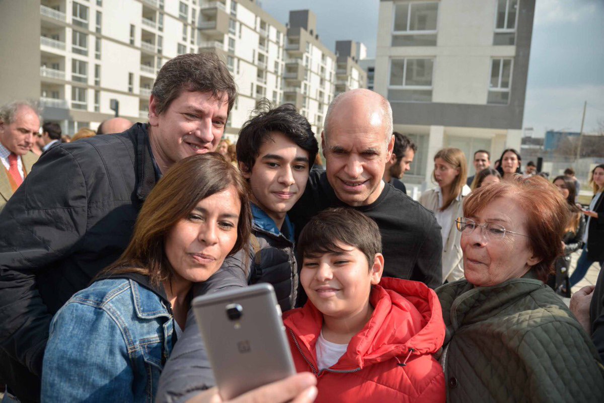 horaciorlarreta's tweet photo. Esta tarde con @frigeriorogelio, @ivankerr, @RamonLanus, @JuanMaquieyra y Javier Ortiz Batalla acompañamos a las 26 familias que hicieron realidad el sueño de la casa propia en Estación Buenos Aires: un nuevo barrio que nace en la Ciudad con más de 2300 departamentos. https://t.co/JWFBqltgZ8