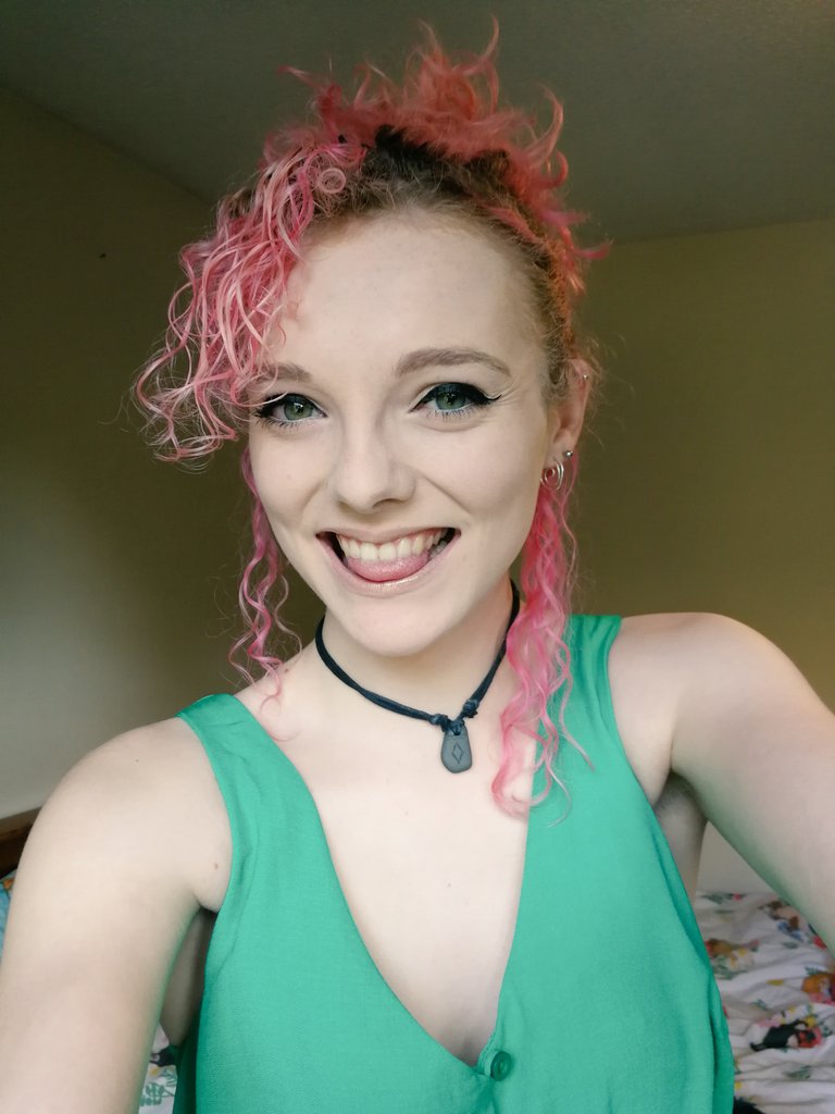 Alice_Jade_H's tweet photo. Just your favourite woodland pixie 🍃🧚♀️ #colouredhair #pinkhair #curlyhair #selflove #bodyposi #selfcare #bopo #bodypositivity #bodypositive #alternativegirl #manicpixie https://t.co/L8ZDBX9UNx