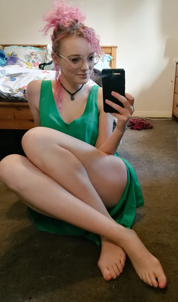 Alice_Jade_H's tweet photo. Just your favourite woodland pixie 🍃🧚♀️ #colouredhair #pinkhair #curlyhair #selflove #bodyposi #selfcare #bopo #bodypositivity #bodypositive #alternativegirl #manicpixie https://t.co/L8ZDBX9UNx