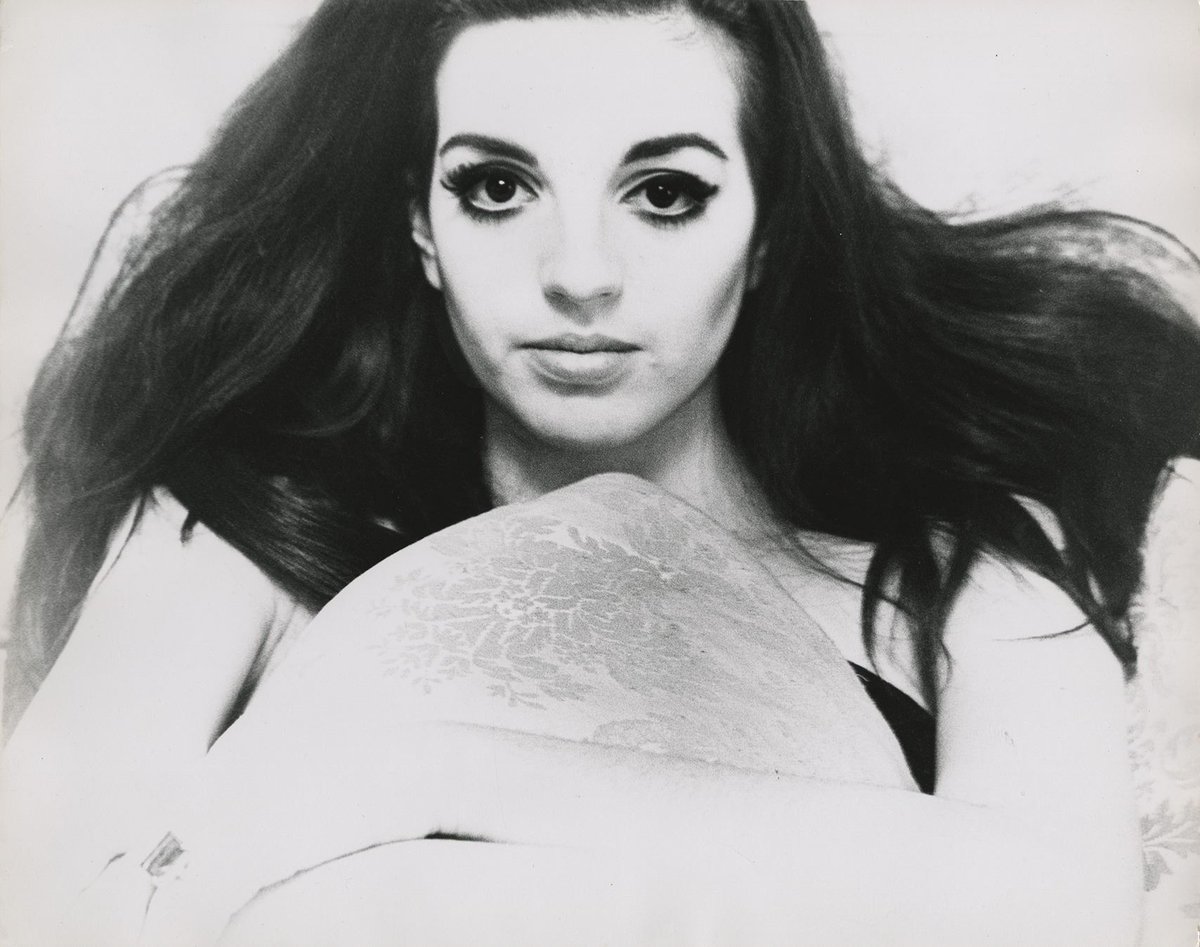 iShowTunes's tweet photo. #LizaMinnelli, photographed by #JacquesBonnet, circa 1960s. https://t.co/qAPrwPxgwM