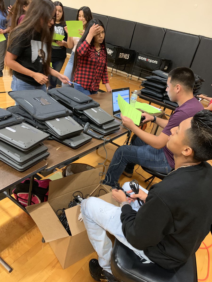 MrsAmerica09's tweet photo. The #ScorpionTechSquad helped distribute close to 1,500 Chromebooks today!! #scorpionpride https://t.co/e55CqvJqg8
