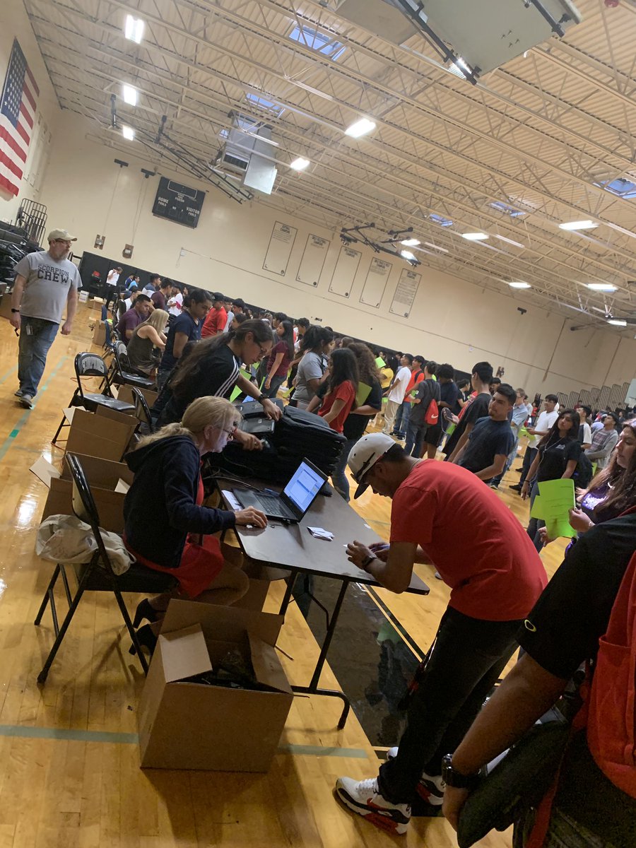 MrsAmerica09's tweet photo. The #ScorpionTechSquad helped distribute close to 1,500 Chromebooks today!! #scorpionpride https://t.co/e55CqvJqg8