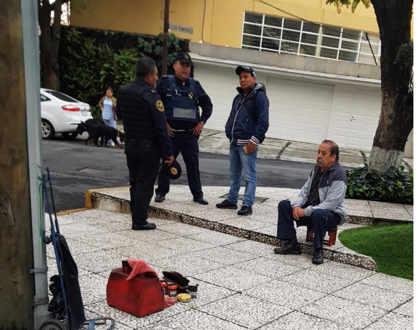bpherrera1983's tweet photo. @SSP_CDMX El verdadero descaro, policia en col.  Reforma Social C.P. 11650 ajustando cuotas con franelero,  patrulla MX791P1, ¿cómo se van a terminar si nuestra misma autoridad gana con las vías publicas? https://t.co/7qgfC9WePN