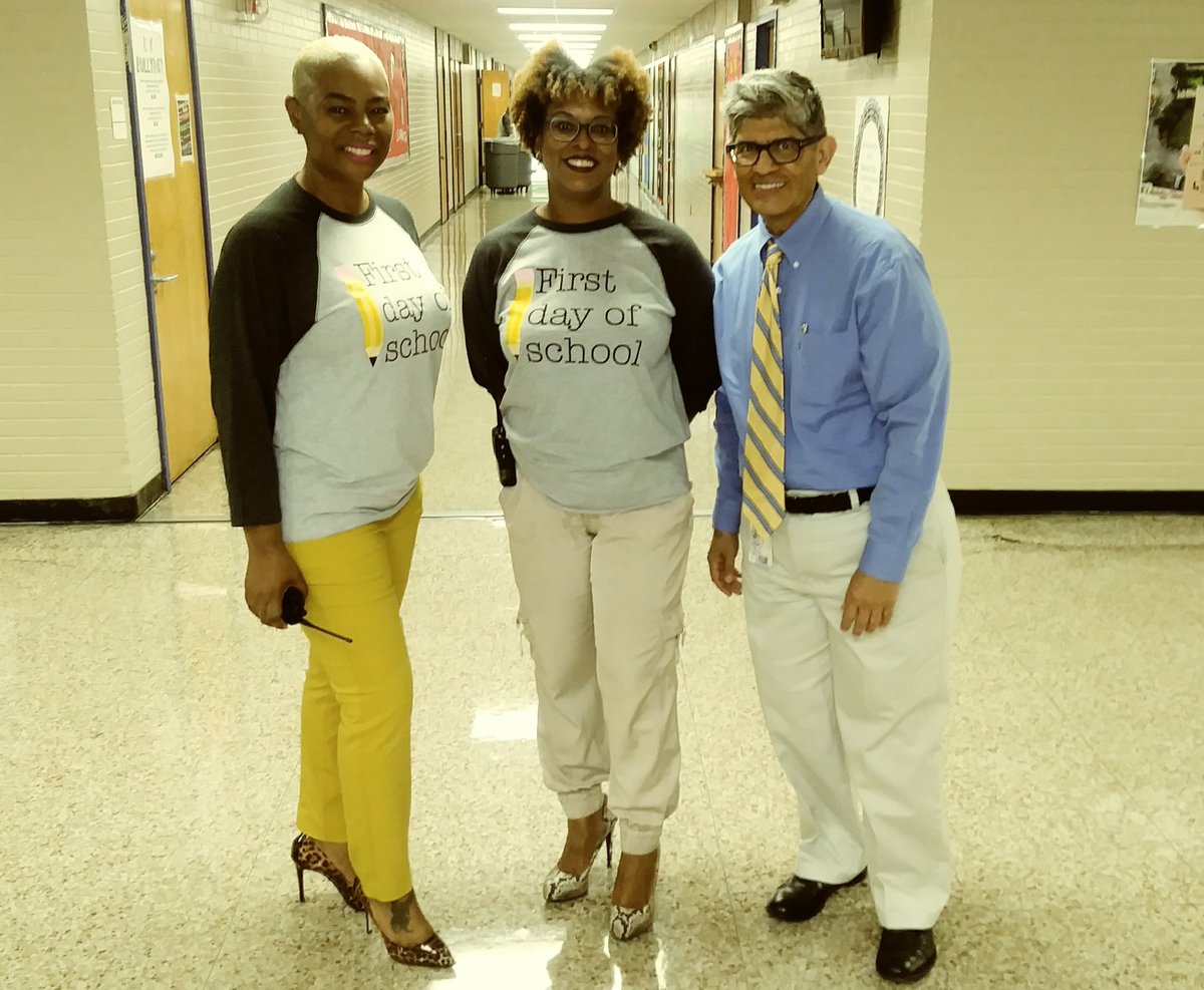 posnivy85's tweet photo. All smiles today at Alcott on the 1st day of school. Systems and routines made it a smooth day at Alcott. #alcottallin #PrincipalRainey https://t.co/twR5NuSdRy