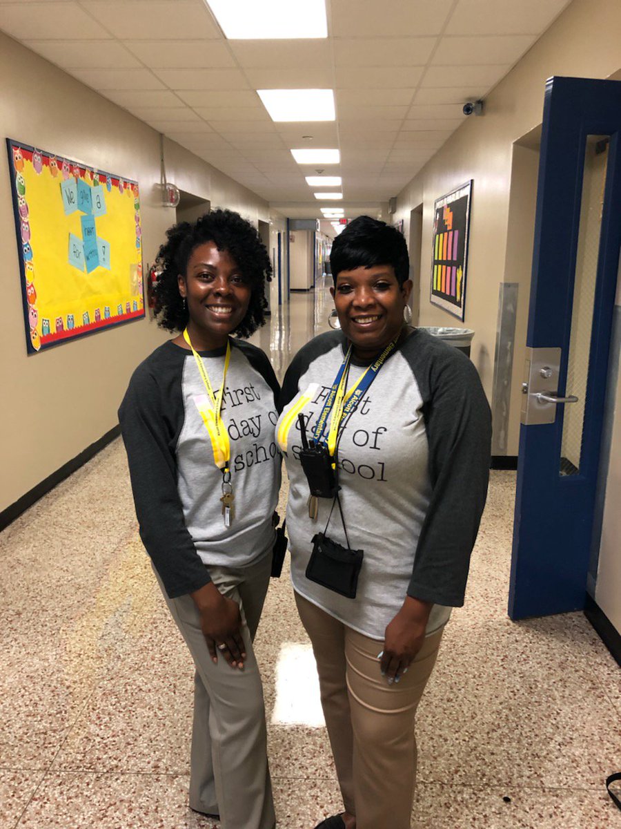 posnivy85's tweet photo. All smiles today at Alcott on the 1st day of school. Systems and routines made it a smooth day at Alcott. #alcottallin #PrincipalRainey https://t.co/twR5NuSdRy