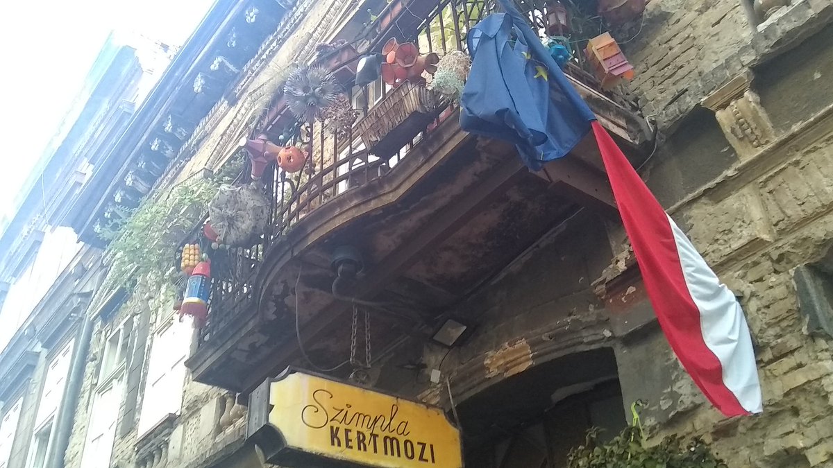albertosilvauy's tweet photo. En #Budapest en el antiguo #ghetto judío convertido en ruinas, surge #Szimpla el 1er bar en ruinas...
En los 80' jóvenes adquieren predios en ruinas o baldíos y los transforman en puntos de encuentros, hoy super cotizados.
Logran en lo PEOR, encontrar lo MEJOR, todo un símbolo... https://t.co/ZOJAoyX3WO
