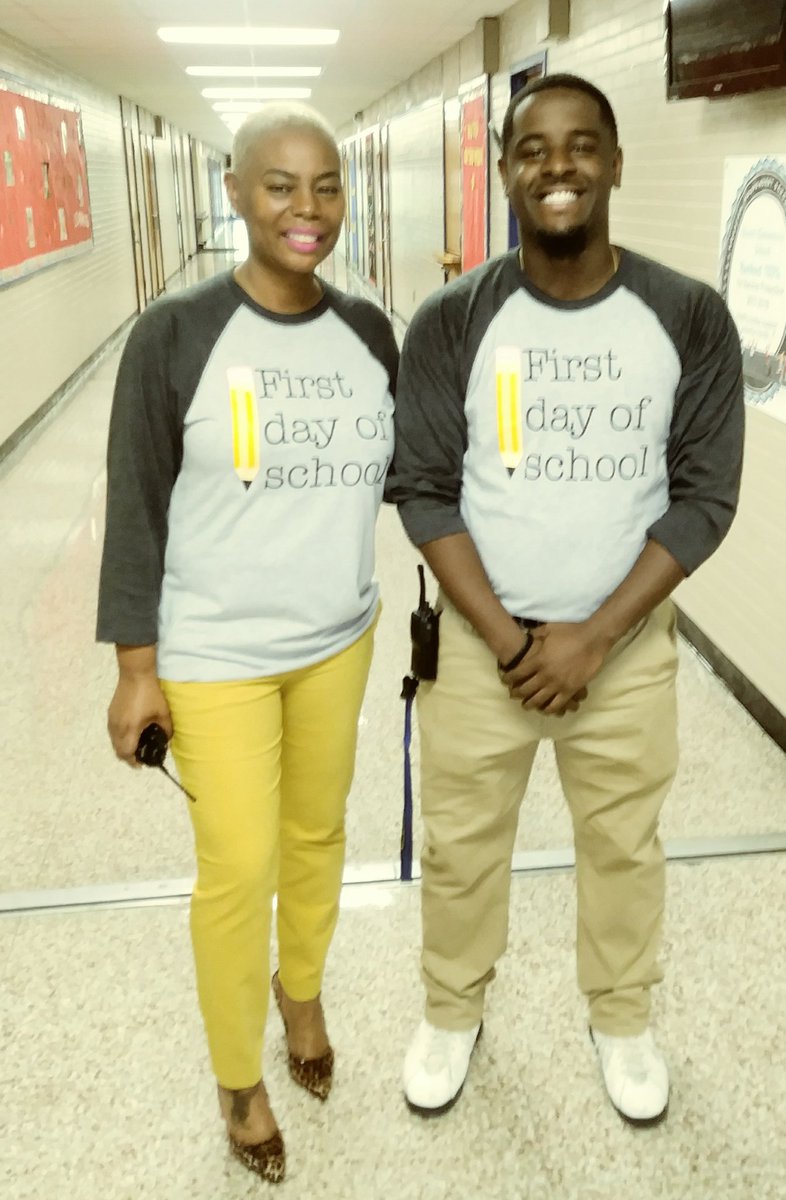 posnivy85's tweet photo. All smiles today at Alcott on the 1st day of school. Systems and routines made it a smooth day at Alcott. #alcottallin #PrincipalRainey https://t.co/twR5NuSdRy