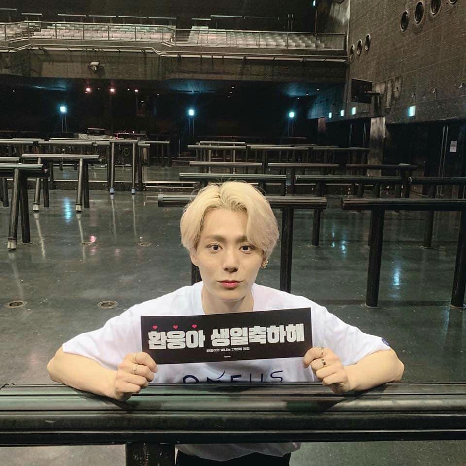 OneusBolivia's tweet photo. [#HWANWOONG]

Gracias a TO MOON ,fui celebrado por la mayoría de las personas .Estoy tan impresionado ...muchas gracias por haberme celebrado ,te quiero mucho 😘  
@OneusBolivia
#OneusBolivia https://t.co/aW12mZB02c