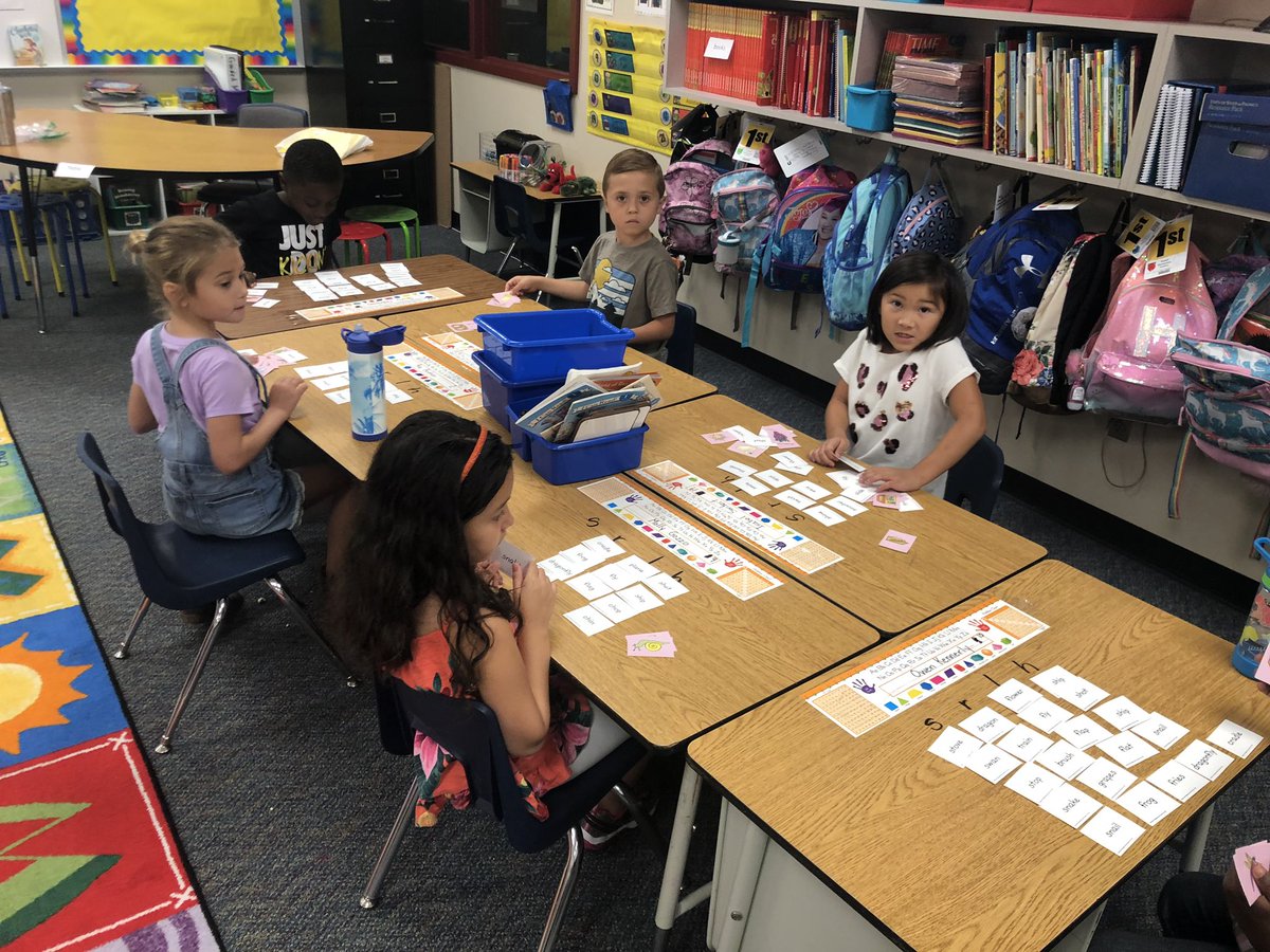 beckybeach77's tweet photo. Sorting blends and digraphs for word work today! #daily5 @PowellCISD https://t.co/c4JCwy91rn