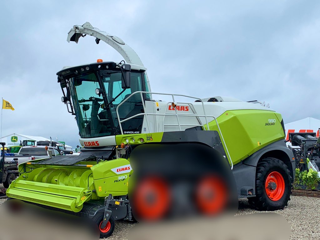 TheChadColby's tweet photo. Wow, looks like my camera had a focus problem at @CLAAS_America booth today 🤔 #fps19 @FPShow #FPS https://t.co/VG4VNPKUtS