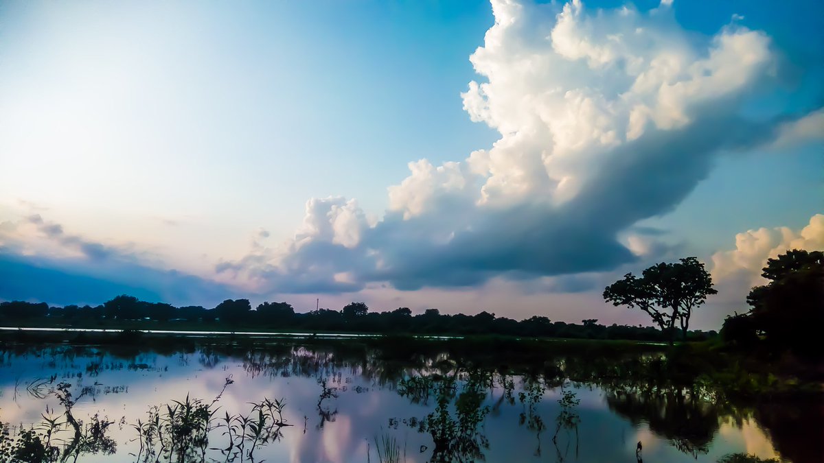 Tchiche3's tweet photo. #MyCityClouds #ParakouClouds
#PhotoWithoutLimits 
La plupart des personnes qui photographient des #nuages le font depuis le sol, comme moi d'ailleurs.
J'en rêve d'aller #shooter ces merveilles directement à la source un jour !
@MahugnonNehemie 
@Alex_Verbeek 
#Parakou  #Benin https://t.co/hO9rxdF5Yy