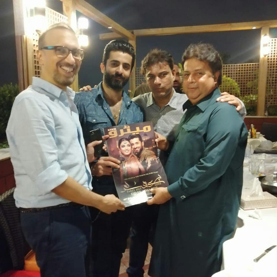 MetroLiveNews's tweet photo. Success Party from the Producer and Director of 🎬Parey Hat Love💰Thanks Asim Raza and Shehryar Munawwar.
#PareyHutLove #AsimRaza
#SheheryarMunawar #MayaAli #AhmedAliButt #ZaraNoorAbbas #ARYFilms #TheVisionFactoryFilms #TVFFilms #MadeInPakistan #PHL #B4U #ARYDigital #ARYNews https://t.co/7A7cngVbsp