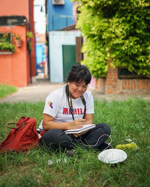 AHAcourses's tweet image. Artist at work 🎨🎨🎨 #ahacourses #watercolouring #ahalatesummer19 #burano #venice #italy #gapyear #arthistory #art #venezia ift.tt/2PaR79x