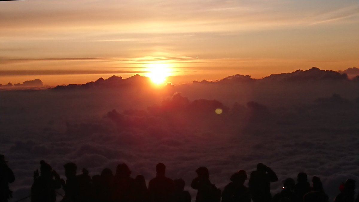 sesa0001's tweet photo. 富士山のご来光をお裾分けします。
#富士山 #ご来光 https://t.co/CIQ1FozdXU