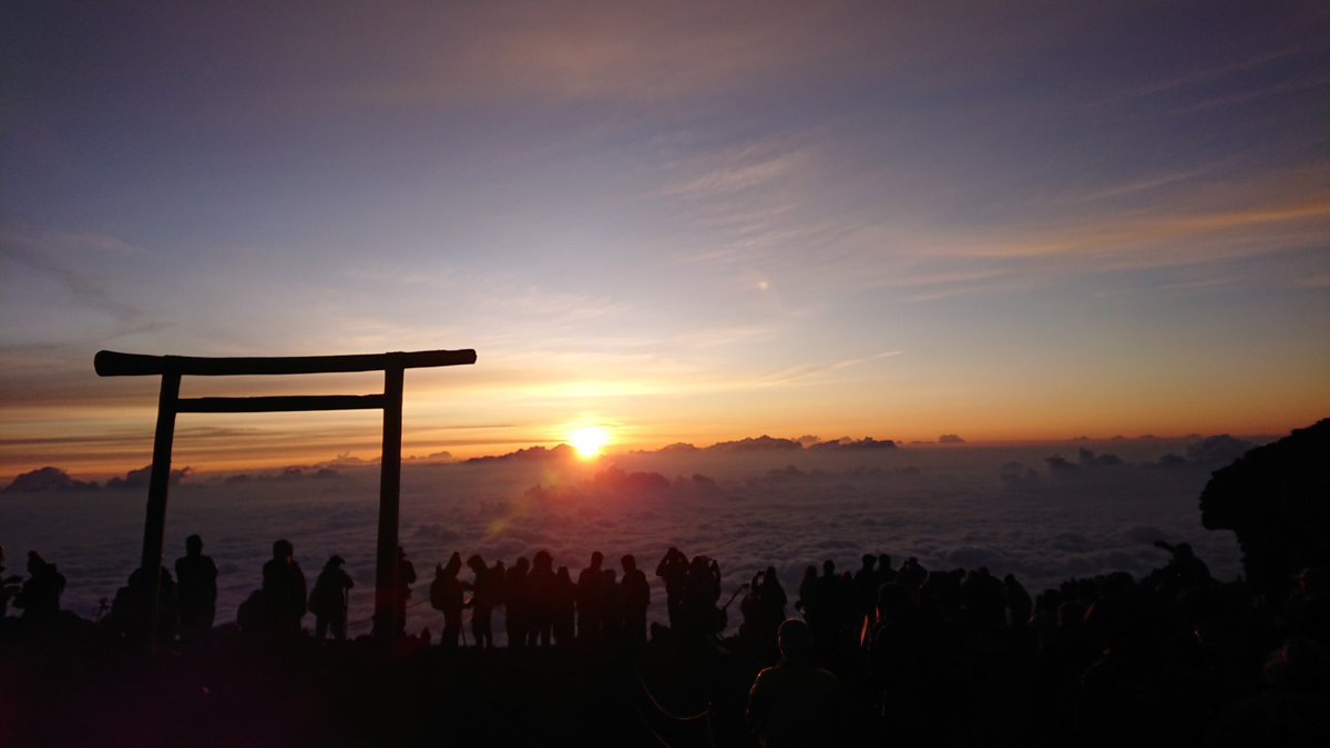 sesa0001's tweet photo. 富士山のご来光をお裾分けします。
#富士山 #ご来光 https://t.co/CIQ1FozdXU
