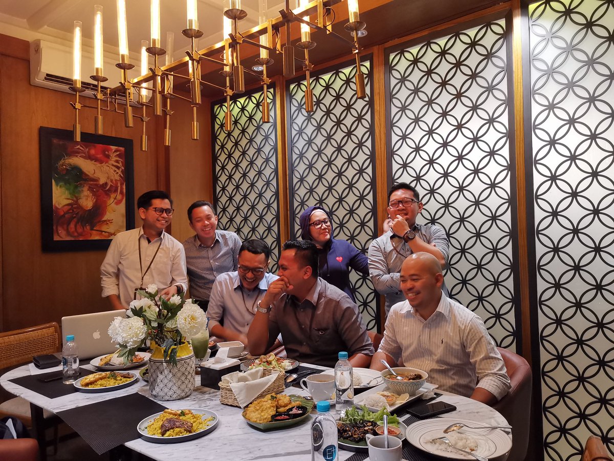 yang dinamakan: "pileuleuyan pileuleuyan sapu nyere pegat simpay".