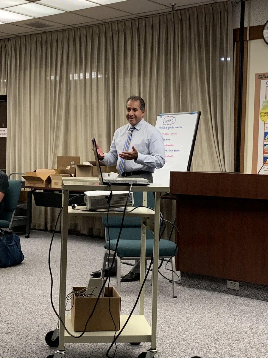KundeMelissa's tweet photo. Thank you @jmanzo19 for speaking at our induction meeting today! We are so excited to get this year going. #ogsdinduction #advancingogsd @ShannonBui6 https://t.co/Jcev67SjGV
