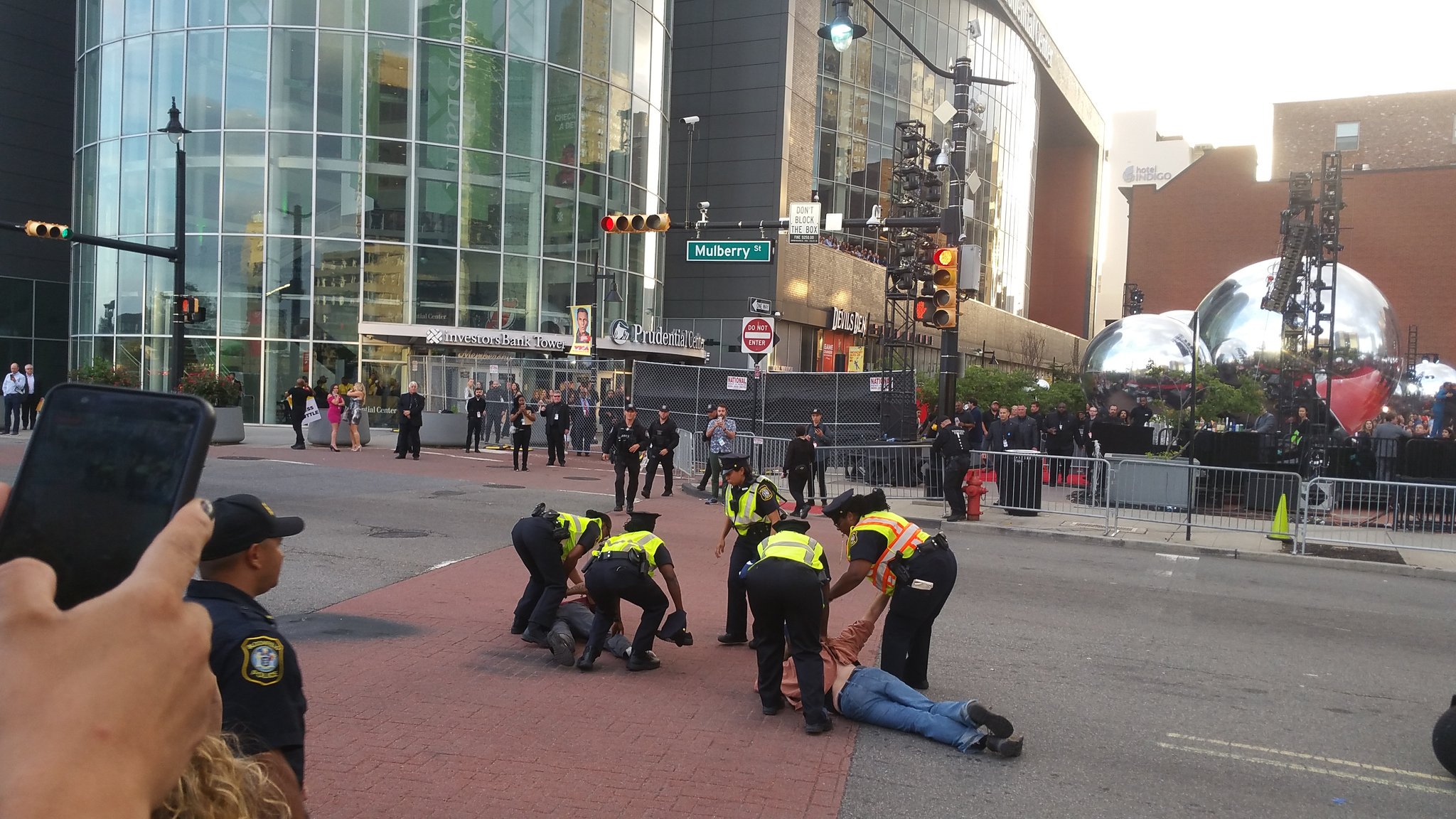 New Jersey residents protest water contamination at VMAs / Twitter