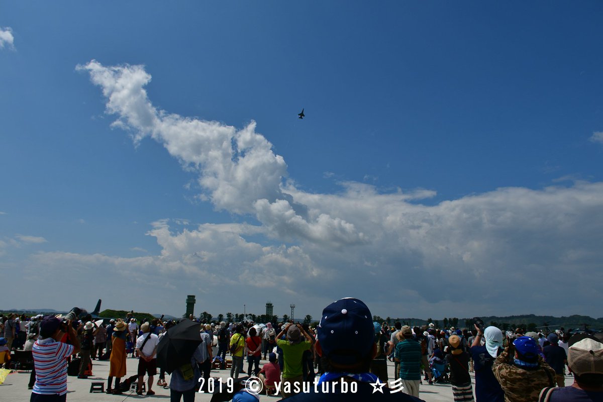 yasuturbo1's tweet photo. 高射砲一斉射撃中。(笑)
えー、どーせオイラのレンズはフリーズしてましたよ、、、(T_T)
#松島基地航空祭2019 #WW16 https://t.co/BKW2yuEyWV