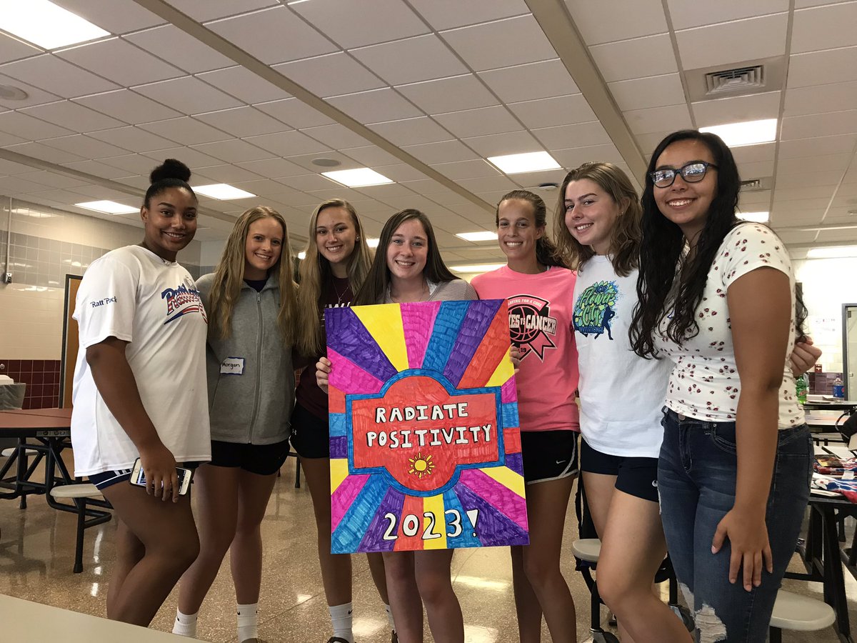 MrsChelseaFladd's tweet photo. Link Leaders showed off their art skills making Welcome signs for Freshmen Orientation🎨🔗🦊💙@Mrs_J_Johnson7 #NCSDlearns #ChooseJoyNCSD #NHSLC #TrainingDay1 https://t.co/rQ1rdYtZLL