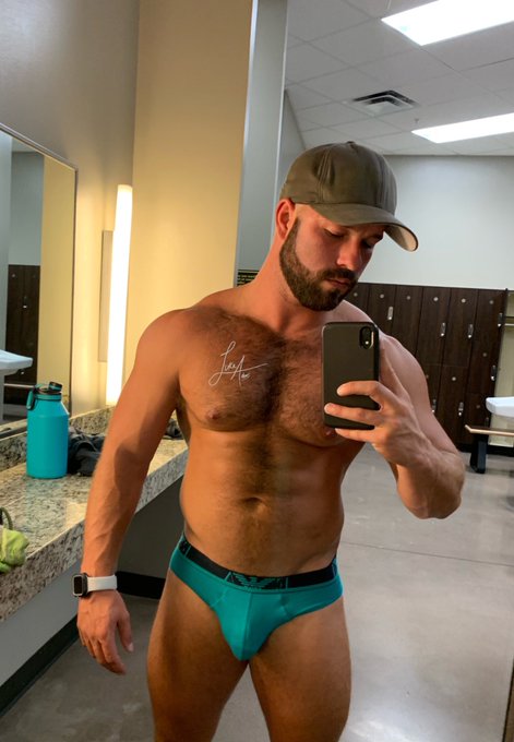 Shameless selfie! Watch me bust a nut in the locker room 😈😏 https://t.co/ZOdTjdi4ot