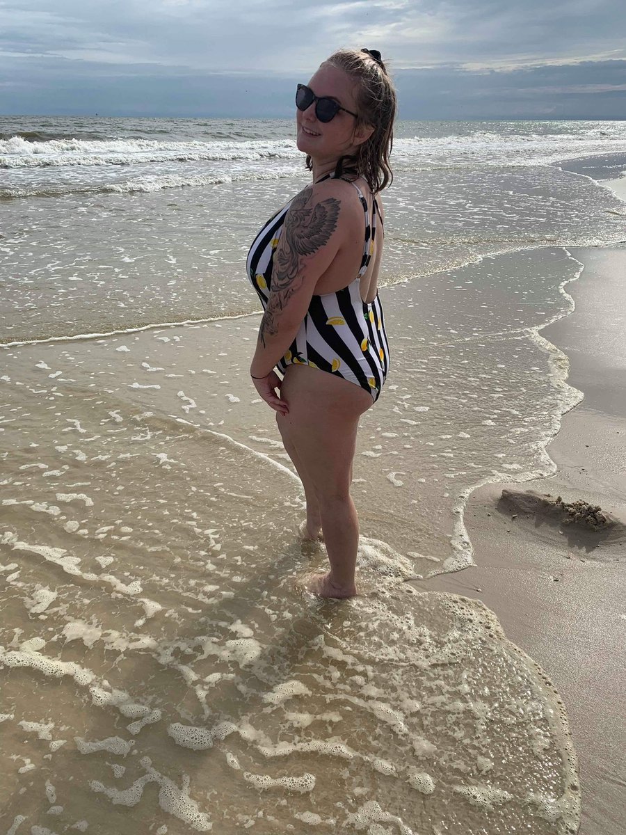 TaviaMakenzi's tweet photo. Iโd like to thank Mac n cheese & angry orchard for helping me participate in #fatgirlsummer lol also depression- couldnโt have done it without you!!
#havingfuntho #beaches #owningit https://t.co/65TOLHudqz