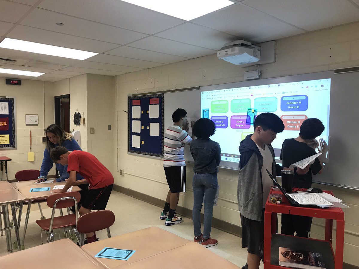 DeRaf_Math's tweet image. Get ‘em up and get ‘em moving! #FirstDayOfSchool #verticalspace #WCMath @IanKerr_math