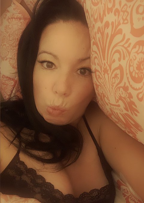 Einen dicken guten Morgen Knutscher 💋 #SweetMelli #camgirlz #cam #webcam #dessous #model #longhair #blackhair