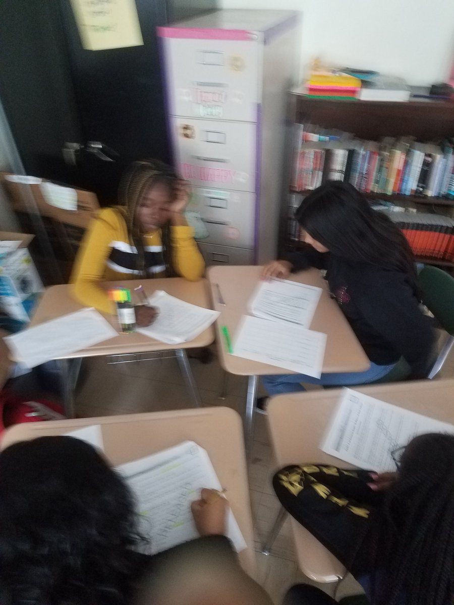KMBBBEdS's tweet photo. Pre-assessing ELA and metacognition...What do you recognize, think you know, or know you know based on the questions? How can you use what you know to answer them? #Rm6working #readingANDthinking @MCatBennett1 https://t.co/BfkphBg5qo
