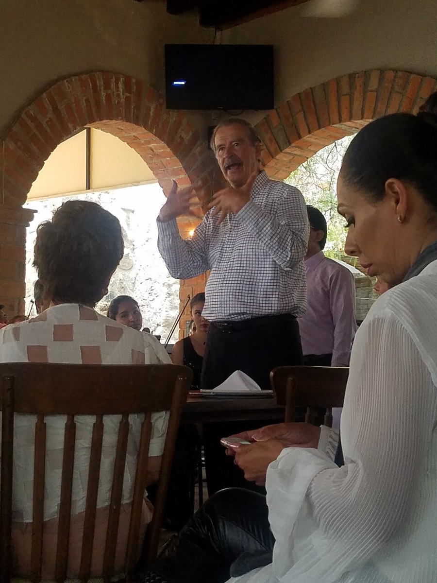 Vicente Fox kicking off the evening with inspiration: "The shortcut to happiness is by helping others...and all of us in this room have a lot ability to come together and help many people find happiness"
#xite  #centrofox #happiness