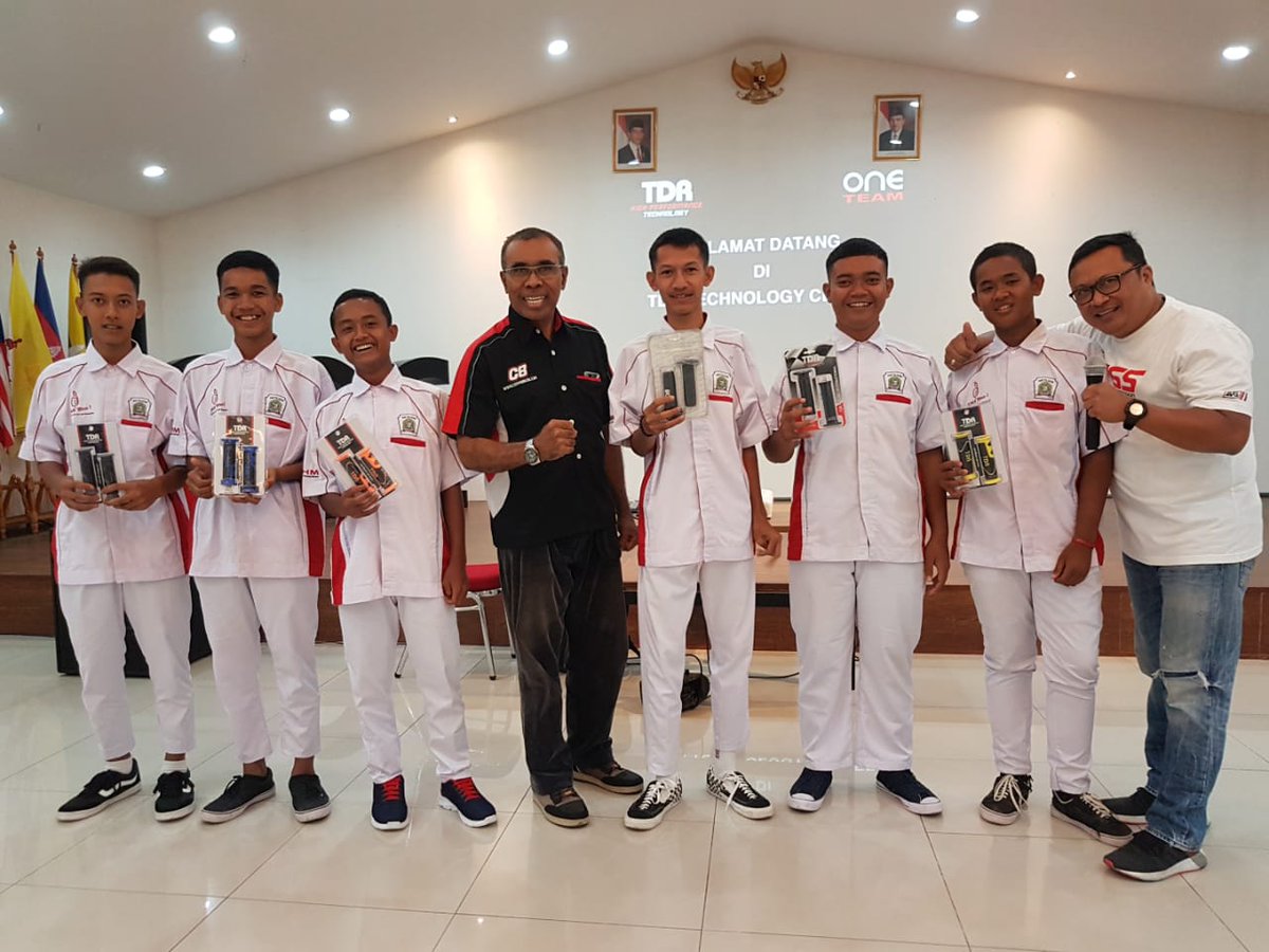 oneteamnetwork's tweet photo. Visitation from SMK Teladan Kertasemaya; Teknik Bisnis Sepeda Motor (TBSM) on August 27th, 2019 at TDR Technology Center.
#TdrOneTeam #HighPerformancePeople #EmpoweringHighPerformance https://t.co/CX26rlSv0K
