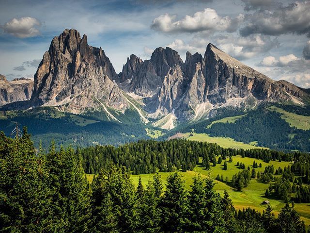UShouldGoHere's tweet photo. If there’s one way to always get your bearings in the Dolomites it’s the dominating Sassolungo. Always look for that as your pivot point. 
A big fat sharp shark tooth that juts up in the middle of a giant bowl in Val Gardena, ringed by equally dramatic m… https://t.co/aGXXdeoEdr https://t.co/FCrAYAHvA3