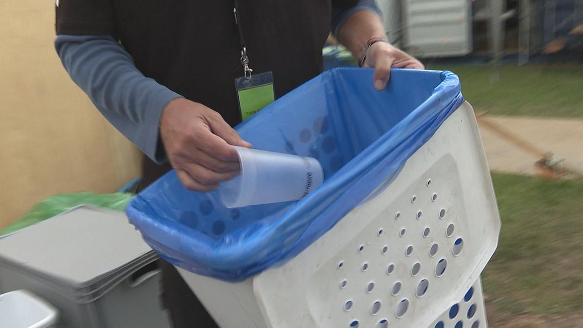 tv2kosmopol's tweet photo. Slut med engangsplastik: Nye idéer bliver testet ved DHL Stafetten https://t.co/hl7ZHdgddW https://t.co/FZokT9WdOy